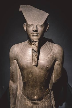 İskenderiye, Mısır - 03 Kasım 2021: İskenderiye Ulusal Müzesinde Antik Sergiler - Mermer ve Taş Heykeller, Kitaplar, Ortaçağ Dekorasyonu ve Roma Tablo Malzemeleri