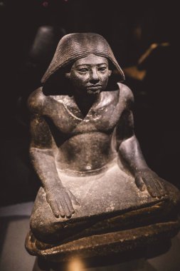 İskenderiye, Mısır - 03 Kasım 2021: İskenderiye Ulusal Müzesinde Antik Sergiler - Mermer ve Taş Heykeller, Kitaplar, Ortaçağ Dekorasyonu ve Roma Tablo Malzemeleri