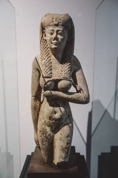 エジプトのアレクサンドリア 2021年11月3日 アレクサンドリア国立博物館の古代の展示 大理石と石の彫像 中世の装飾品とローマのテーブルウェア — ストック写真