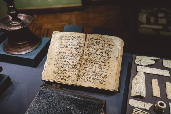 İskenderiye, Mısır - 03 Kasım 2021: İskenderiye Ulusal Müzesinde Antik Sergiler - Mermer ve Taş Heykeller, Kitaplar, Ortaçağ Dekorasyonu ve Roma Tablo Malzemeleri