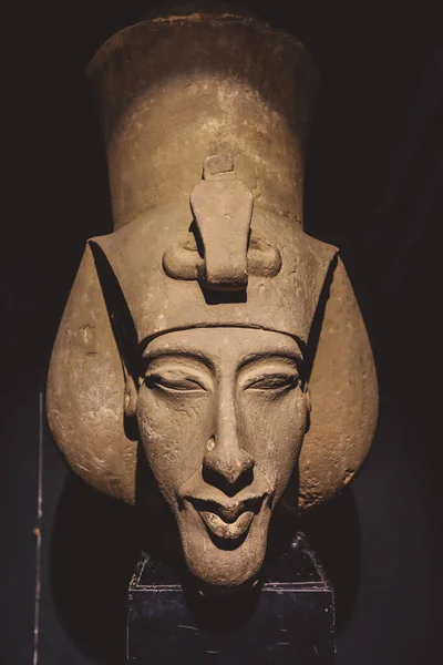 İskenderiye, Mısır - 03 Kasım 2021: İskenderiye Ulusal Müzesinde Antik Sergiler - Mermer ve Taş Heykeller, Kitaplar, Ortaçağ Dekorasyonu ve Roma Tablo Malzemeleri