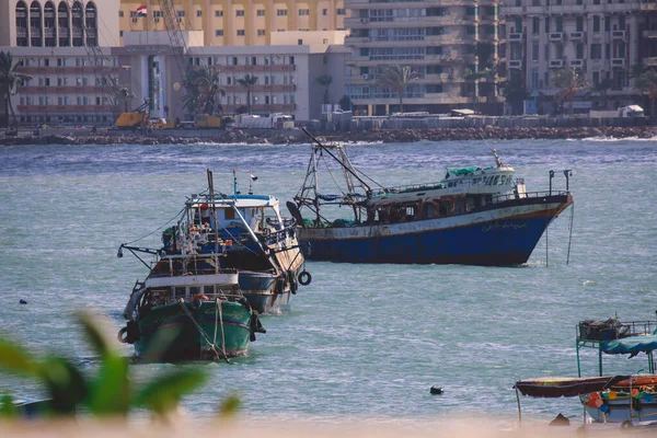 Barcos Viejos Oxidados Agua Azul Del Puerto Alejandría —  Fotos de Stock