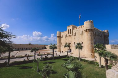 15. yüzyıl savunma kalesi Qaitbay 'a bakın. Etrafta hiç insan yok. Akdeniz kıyısında, İskenderiye, Mısır' da. 
