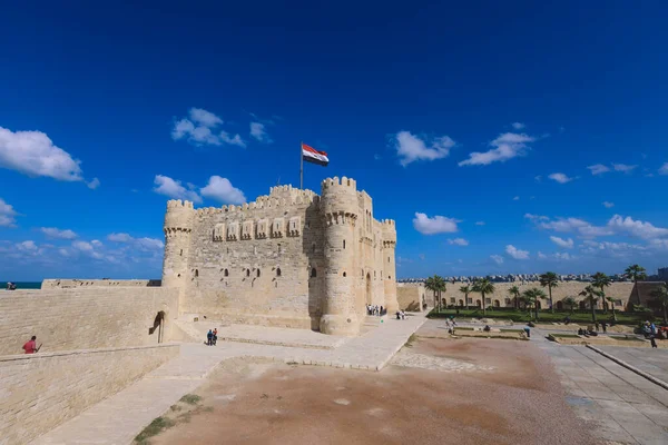 Вид Оборонительную Крепость Века Каитбай Расположенную Побережье Средиземного Моря Александрии — стоковое фото