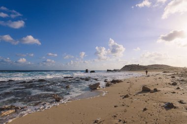 Marsa Matruh şehrinde, Akdeniz 'in rüzgarlı ve kayalık kıyı şeridi. Mavi Bulutlu gökyüzünün altında. Etrafta hiç insan yok.