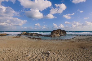 Marsa Matruh şehrinde, Akdeniz 'in rüzgarlı ve kayalık kıyı şeridi. Mavi Bulutlu gökyüzünün altında. Etrafta hiç insan yok.