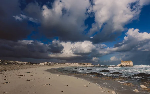 エジプトの周りの人々がいないブルー曇りの空の下でマルサ マトゥルフ市の地中海の風とロッキー海岸線 — ストック写真
