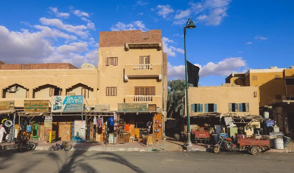 エジプトのシワ 2021年11月3日 西部砂漠のカタラ大恐慌と大砂の海の間のシワオアシスの古い車 地元の人々と建物で都市景観を見る — ストック写真