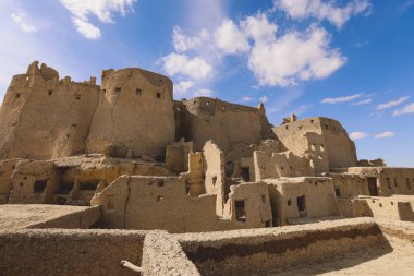 Mısır 'ın Siwa Oasis kentindeki eski bir Shali dağ köyünün kumtaşı duvarları ve antik kalesine inanılmaz bir manzara.