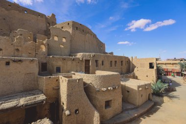 Mısır 'ın Siwa Oasis kentindeki eski bir Shali dağ köyünün kumtaşı duvarları ve antik kalesine inanılmaz bir manzara.