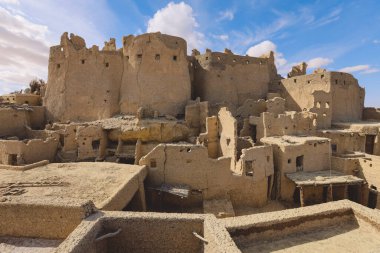 Mısır 'ın Siwa Oasis kentindeki eski bir Shali dağ köyünün kumtaşı duvarları ve antik kalesine inanılmaz bir manzara.