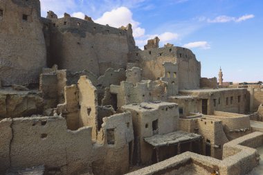 Mısır 'ın Siwa Oasis kentindeki eski bir Shali dağ köyünün kumtaşı duvarları ve antik kalesine inanılmaz bir manzara.