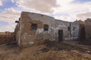 Mısır 'ın Siwa Oasis kentindeki eski bir Shali dağ köyünün kumtaşı duvarları ve antik kalesine inanılmaz bir manzara.