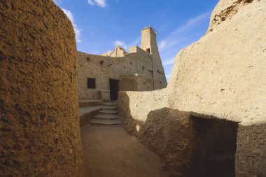 Mısır 'ın Siwa Oasis kentindeki eski bir Shali dağ köyünün kumtaşı duvarları ve antik kalesine inanılmaz bir manzara.