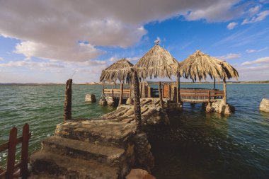 Siwa Oasis 'teki eski bir Shali dağ köyünün kumtaşı duvarlarına ve antik kalesine inanılmaz bir manzara.