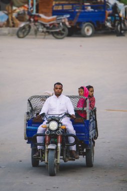 Siwa, Mısır - 3 Kasım 2021: Çocuklu Yerel Mısırlı Aileler Siwa Oasis Caddelerinde bisiklet sürüyorlar