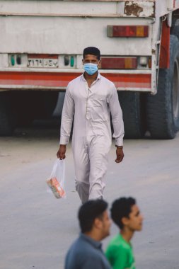 Siwa, Mısır - 03 Kasım 2021: Yerel Mısırlı Aileler: Siwa Vahası sokaklarında yürüyen ve birlikte konuşan erkekler, kadınlar ve çocuklar