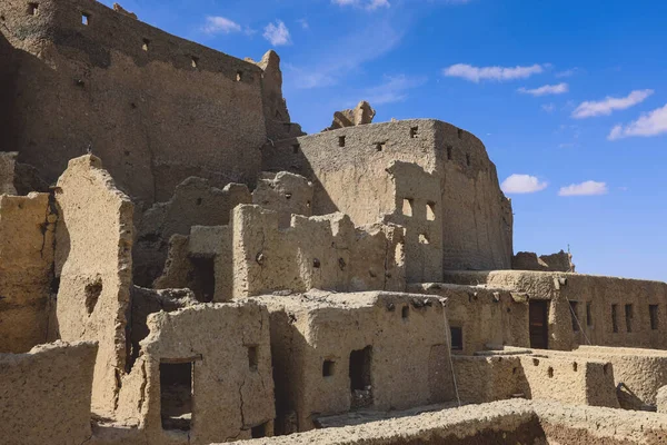 Mısır 'ın Siwa Oasis kentindeki eski bir Shali dağ köyünün kumtaşı duvarları ve antik kalesine inanılmaz bir manzara.