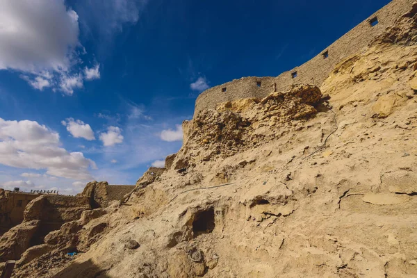 Mısır 'ın Siwa Oasis kentindeki eski bir Shali dağ köyünün kumtaşı duvarları ve antik kalesine inanılmaz bir manzara.