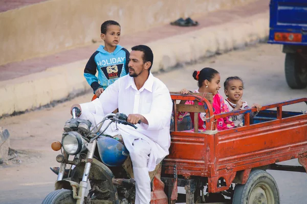 Siwa Egypt November 2021 Місцеві Єгипетські Родини Дітьми Їздять Велосипедах — стокове фото