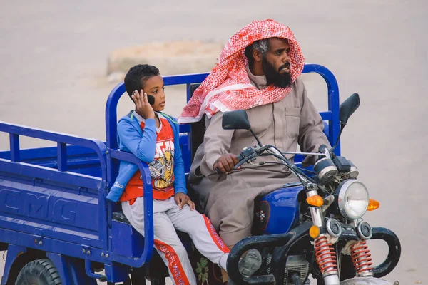 Siwa, Mısır - 3 Kasım 2021: Çocuklu Yerel Mısırlı Aileler Siwa Oasis Caddelerinde bisiklet sürüyorlar