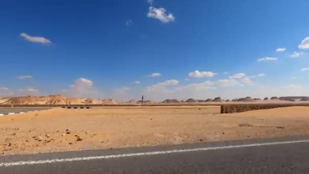 Mısır Çölün Ortasında Bir Otoyolda Araba Sürmek — Stok video