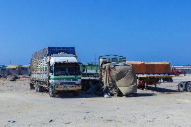 Berbera, Somaliland - 10 Kasım 2019: Berbera 'daki Petrol İstasyonundaki Paslı ve Terk Edilmiş Arabalar