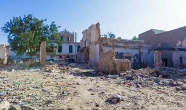 Berbera, Somaliland - 10 Kasım 2019: Berbera sokaklarındaki savaş sırasında yıkılan duvarlar ve terkedilmiş binalar