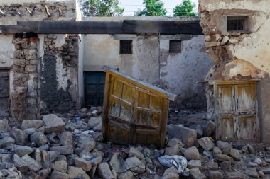 Berbera, Somaliland - 10 Kasım 2019: Berbera sokaklarındaki savaş sırasında yıkılan duvarlar ve terkedilmiş binalar