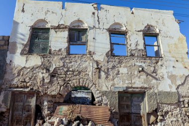Berbera, Somaliland - 10 Kasım 2019: Berbera sokaklarındaki savaş sırasında yıkılan duvarlar ve terkedilmiş binalar
