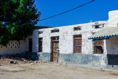Berbera, Somaliland - 10 Kasım 2019: Berbera Şehri 'nin Eski ve Harap Somali Evleri ve Binasına İlginç Bakış