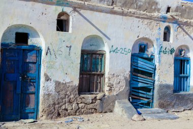Berbera, Somaliland - 10 Kasım 2019: Berbera Şehri 'nin Eski ve Harap Somali Evleri ve Binasına İlginç Bakış