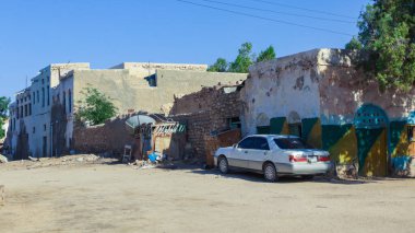 Berbera, Somaliland - 10 Kasım 2019: Berbera Şehri 'nin Eski ve Harap Somali Evleri ve Binasına İlginç Bakış