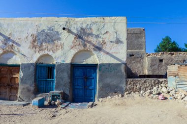 Berbera, Somaliland - 10 Kasım 2019: Berbera Şehri 'nin Eski ve Harap Somali Evleri ve Binasına İlginç Bakış
