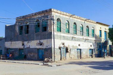 Berbera, Somaliland - 10 Kasım 2019: Berbera Şehri 'nin Eski ve Harap Somali Evleri ve Binasına İlginç Bakış