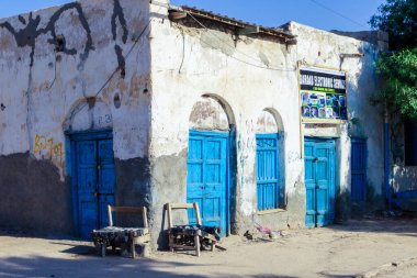 Berbera, Somaliland - 10 Kasım 2019: Berbera Şehri 'nin Eski ve Harap Somali Evleri ve Binasına İlginç Bakış
