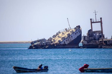 Berbera, Somaliland - 10 Kasım 2019: Somali Berbera Limanı 'ndaki Eski, Paslı ve Renkli Balıkçı Tekneleri ve Gemileri