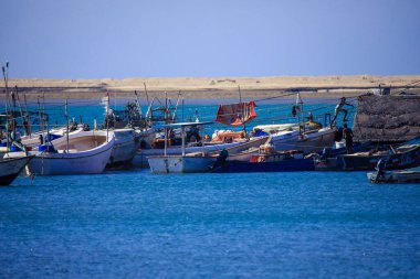 Berbera, Somaliland - 10 Kasım 2019: Somali Berbera Limanı 'ndaki Eski, Paslı ve Renkli Balıkçı Tekneleri ve Gemileri