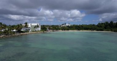 Guadeloupe 'daki adaların ve marinanın havadan görünüşü
