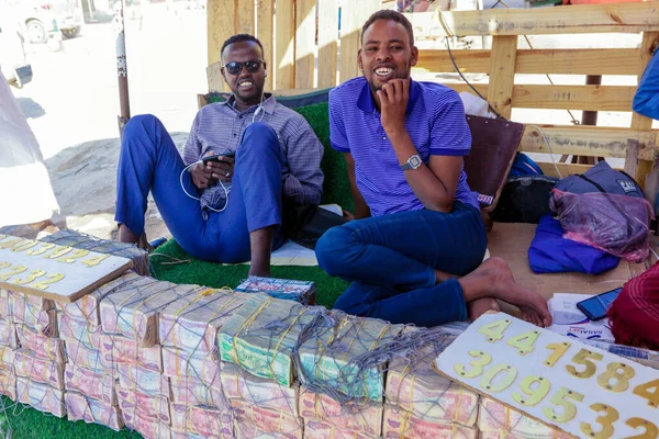 Hargeysa Somaliland November 2019 Money Sellers Selling Meshes Colorful Money — Stock Photo, Image