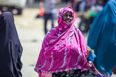 Hargeisa, Somaliland - 10 Kasım 2019: Başkentte yürüyen Müslüman Kadın