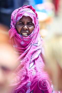 Hargeisa, Somaliland - 10 Kasım 2019: Başkentte yürüyen Müslüman Kadın