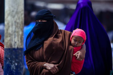 Hargeisa, Somaliland - 10 Kasım 2019: Başkentte yürüyen Müslüman Kadın