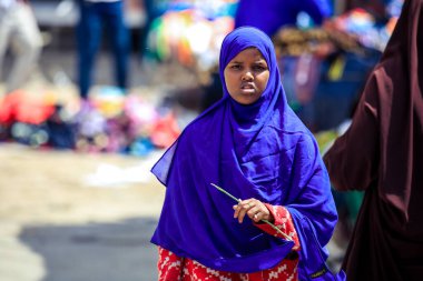 Hargeisa, Somaliland - 10 Kasım 2019: Başkentte yürüyen Müslüman Kadın