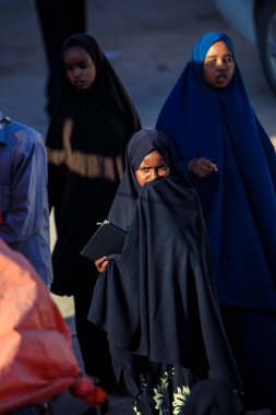 Hargeisa, Somaliland - 10 Kasım 2019: Başkentte yürüyen Müslüman Kadın