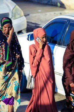 Hargeisa, Somaliland - 10 Kasım 2019: Başkentte yürüyen Müslüman Kadın