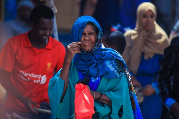 Hargeisa, Somaliland - 10 Kasım 2019: Başkentte yürüyen Müslüman Kadın