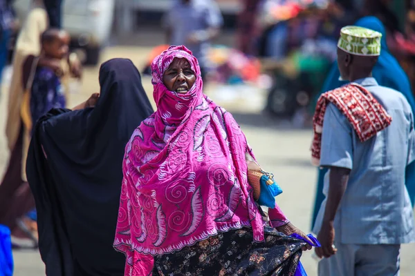 Hargeisa Somalilândia Novembro 2019 Mulher Muçulmana Hijab Caminhando Pelas Ruas — Fotografia de Stock
