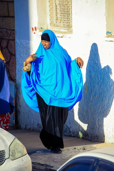 Hargeisa, Somaliland - 10 Kasım 2019: Başkentte yürüyen Müslüman Kadın