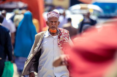 Hargeisa, Somaliland - 10 Kasım 2019: Başkent Caddelerinde Geleneksel Giysiler Giyen Yerel Adam